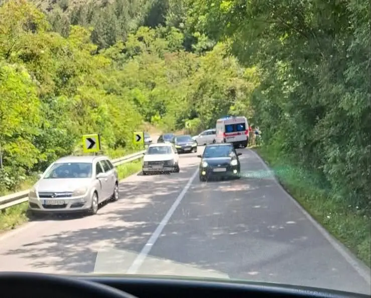 Silovit sudar dva vozila kod Ušća, ima povređenih: Još jedna teža saobraćajna nezgoda na "magistrali smrti" (FOTO)