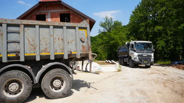 Asfalltira se ključna deonica u selu Gajevi kod Sevojna / foto: RINA
