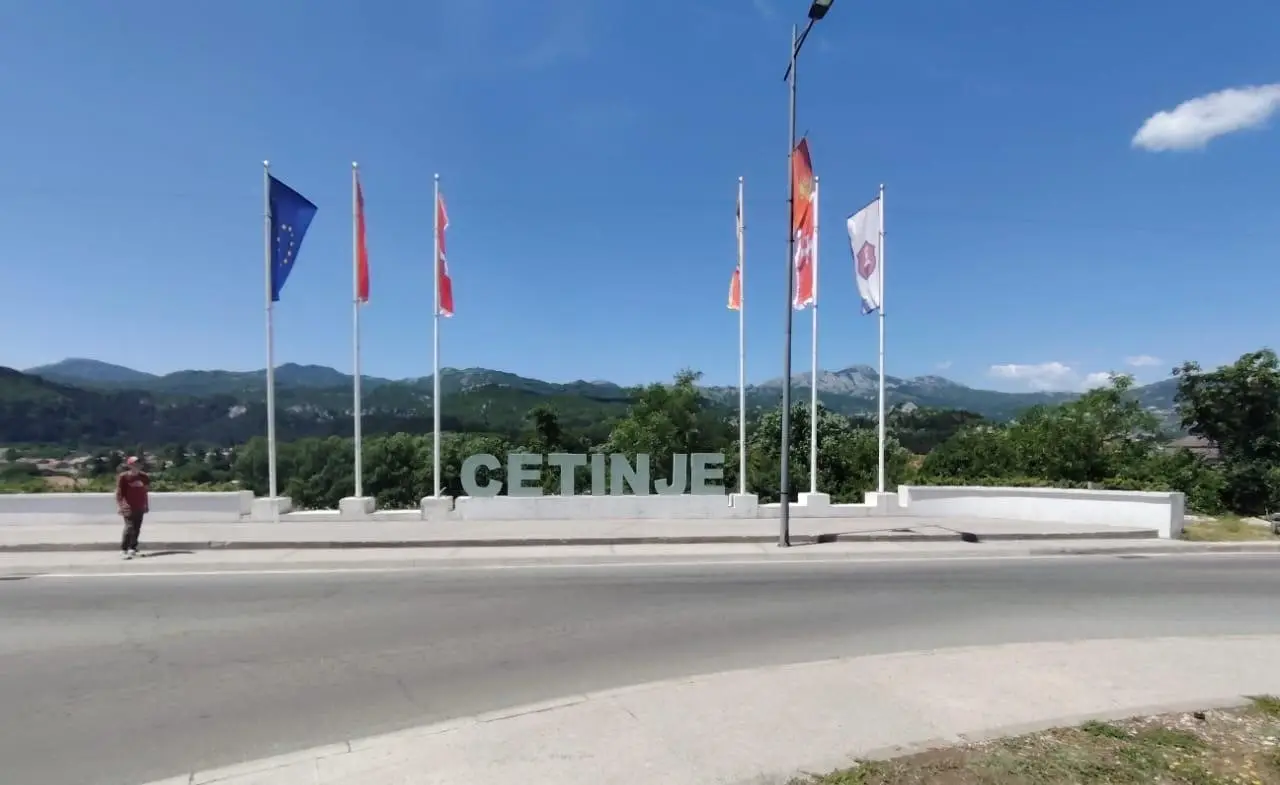 Sve su izmislili i napravili pomoću AI: Policija hitno proverila lokacije - nema nijednog transparenta protiv Vučića u Crnoj Gori