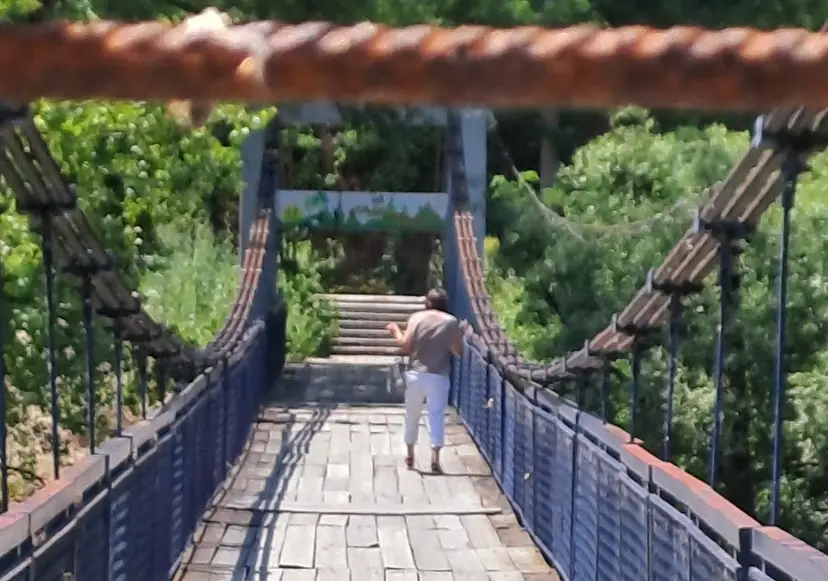 Opasno je i zabranjeno: Viseći most preko Lima u starom Priboju zatvoren do daljeg, građani ga ipak prelaze na sopstveni rizik