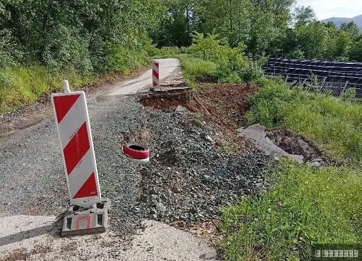 Plašimo se da neko ne pogine, tada će biti kasno: Pokrenuto užasno klizište na loklanom putu kod Čačka, meštani u strahu za svoju bezbvednost (FOTO)