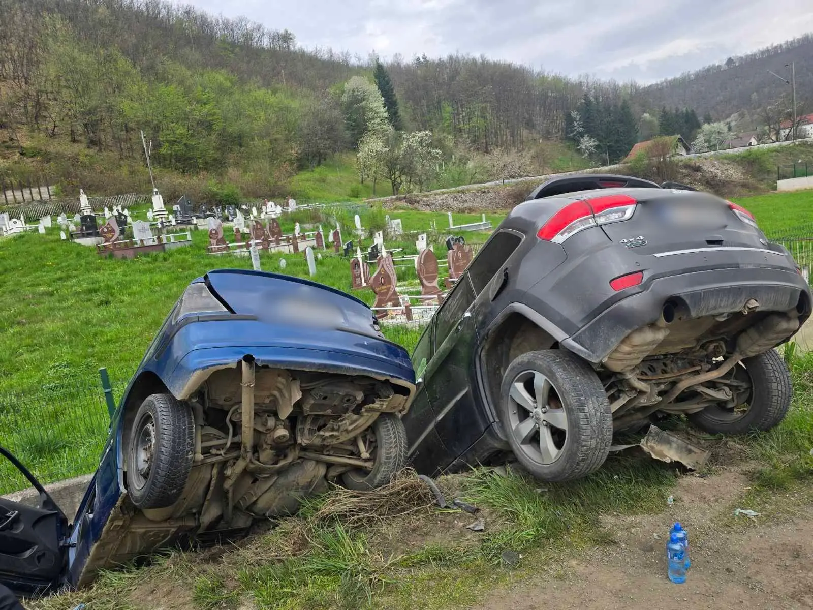 Od siline udara oba vozila sletela u kanal, vatrogasci izvlačili povređenog: Silovit sudar na putu Bijelo Polje - Prijepolje (FOTO)