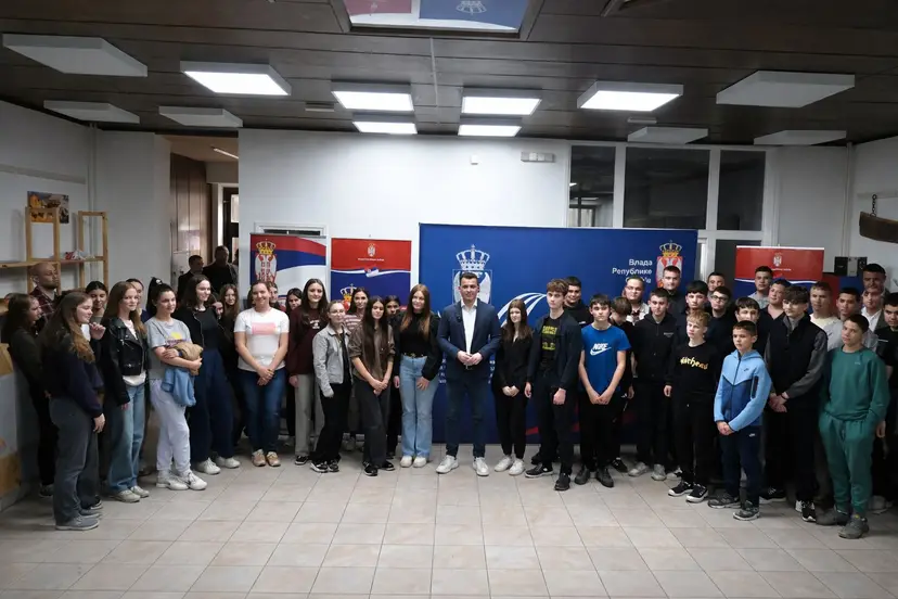 Milićević sa mladima u Irigu o ostanku i povratku u Srbiju