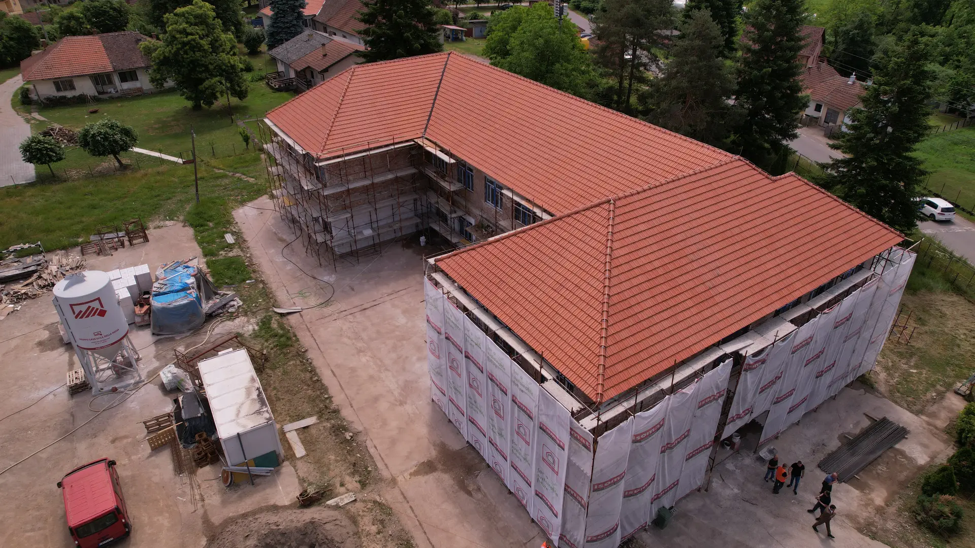Izgledaće kao da je u centru Beograda: Rekonstrukcija seoske škole kod Malog Zvrornika, radovi ubačeni u petu brzinu - država ulaže 205 miliona  (FOTO)(VIDEO)