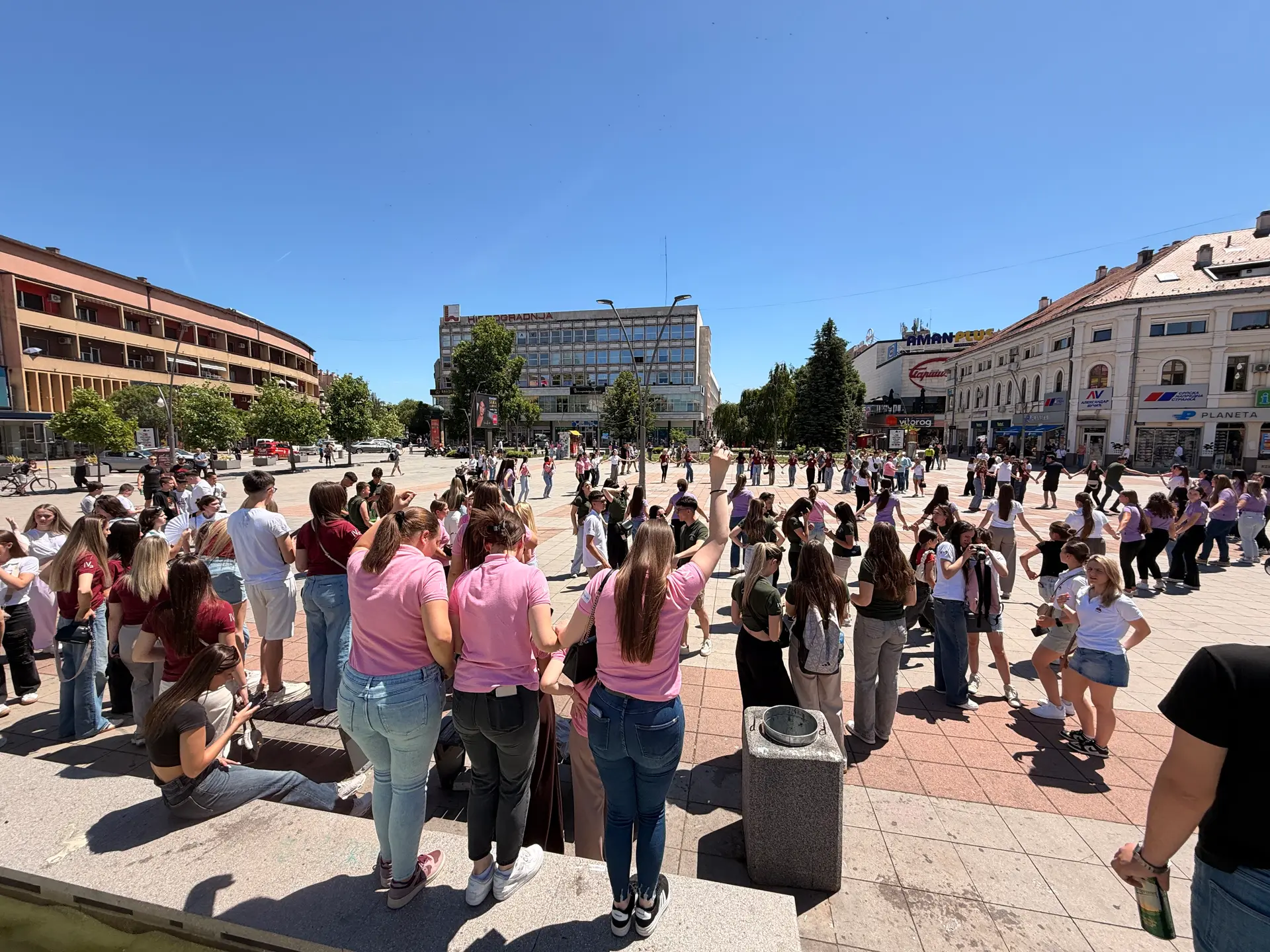 Zavijorila se srpska trobojka i zaigrao Moravac: Maturanti Medicinske škole proslavili poslednji dan školovanja neverovatnom atmosverom (FOTO)(VIDEO)