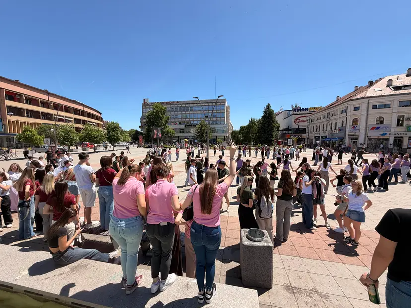 Zavijorila se srpska trobojka i zaigrao Moravac: Maturanti Medicinske škole proslavili poslednji dan školovanja neverovatnom atmosverom (FOTO)(VIDEO)