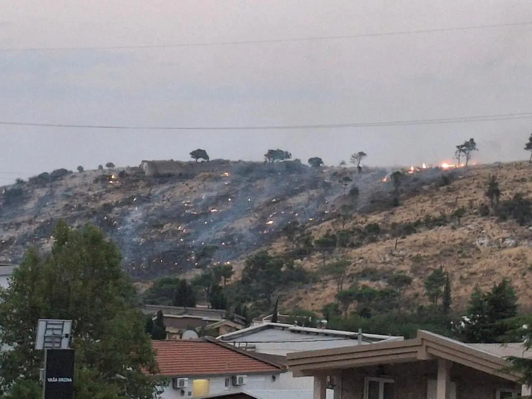 Ogroman požar u Sutomoru: Vatra stigla do prvih kuća (FOTO)(VIDEO)