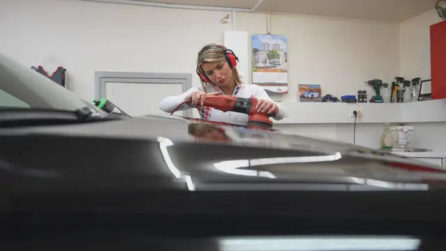 Čačanka Mina radi neverovatan posao i od luksuznih automobila pravi savršenstvo/ Foto: RINA