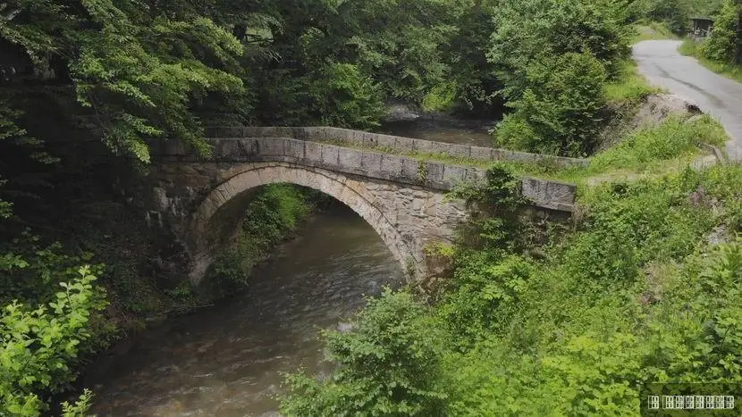 Prizor kao iz bajke: Podno Golije smestio se stari kameni most - gradili ga Turci pre nekoliko vekova a on i danas kao nov (FOTO)