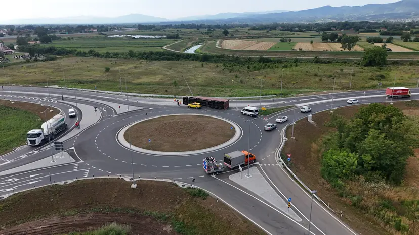 Šleper prevrnut nasred kružnog toka: Teža saobraćajna nezgoda u blizini Moravskog koridora, vozači u neverici (FOTO)(VIDEO)