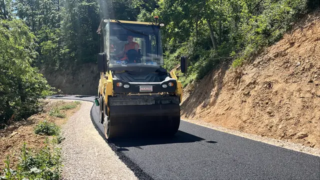 Asfaltirana deonica u selu Glog / foto: RINA