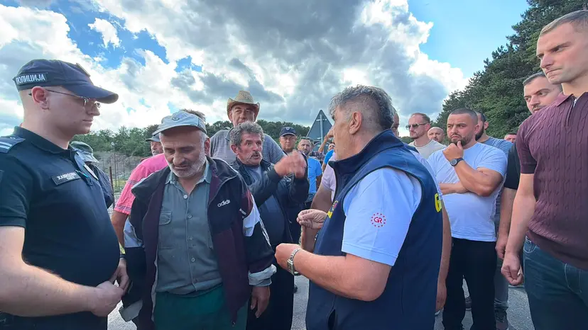 Haos kod deponije Goveđak: Meštani telima brane da uđu mašine, jake snage policije na licu mesta a saobraćaj potpuno blokiran (FOTO)(VIDEO)