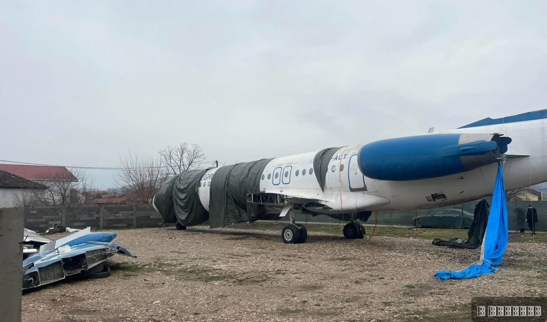 Neverovatan prizor: Nasred livade u Podgorici parkiran avion - kupio ga uspešni biznismen, u pitanju letelica sa bogatom istorijom (FOTO)