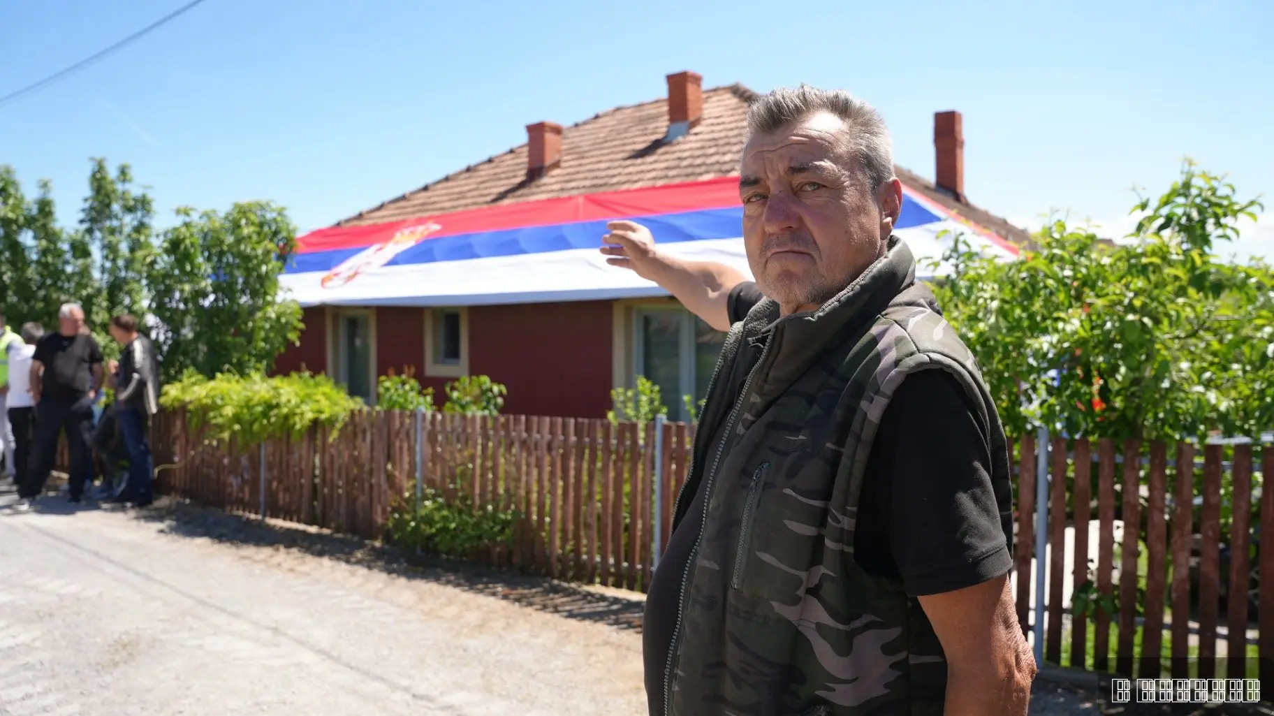 Srpska trobojka dugačka preko 30 metara zategnuta preko krova: Milan iz sela kod Lajkovca domaćinski dočekao delegaciju sa razlogom - rešava se problem sa vodom (FOTO)(VIDEO)