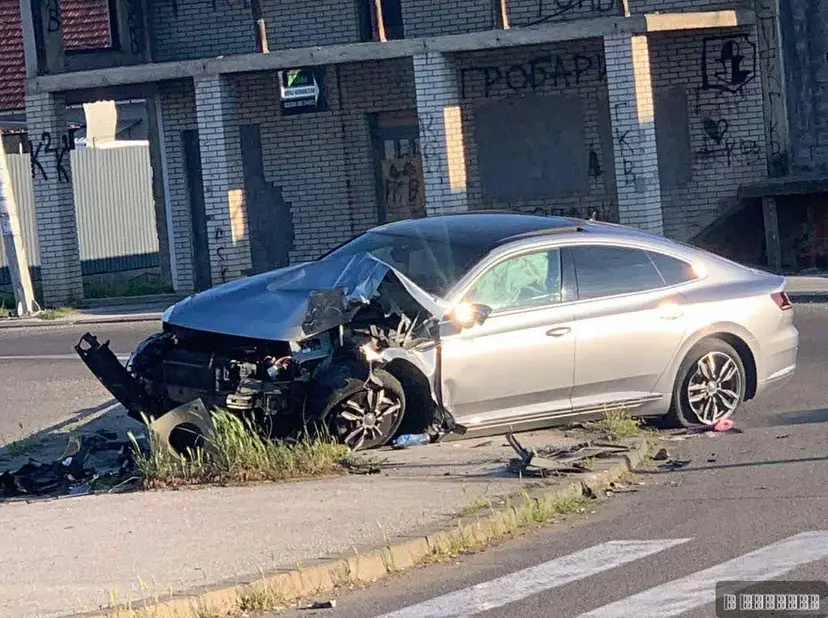 Izgubio kontrolu pa se zakucao u betonski stub: Teška nezgoda u Kraljevu, luksuzno vozilo sa prednje strane smrskano (FOTO)