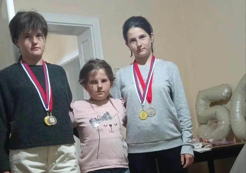 Tri sestrice koje su oduševile Srbiju dobile krov nad glavom: Prelepe vesti iz Kruševca - zgarište je ponovo postalo topli dom iako nema mame (FOTO)