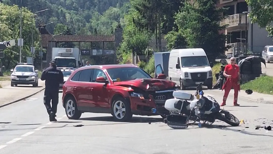 Žestok sudar audija i motora u Prijepolju: Povređen policajac koji se nalazio na službenom dvotočkašu, automobil poprilično smrskan (FOTO)