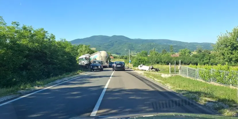 Prizor ispred nas je jeziv: Cisterna i automobil se sudarili na putu kod Topole, auto od siline udara završio na krovu (FOTO)