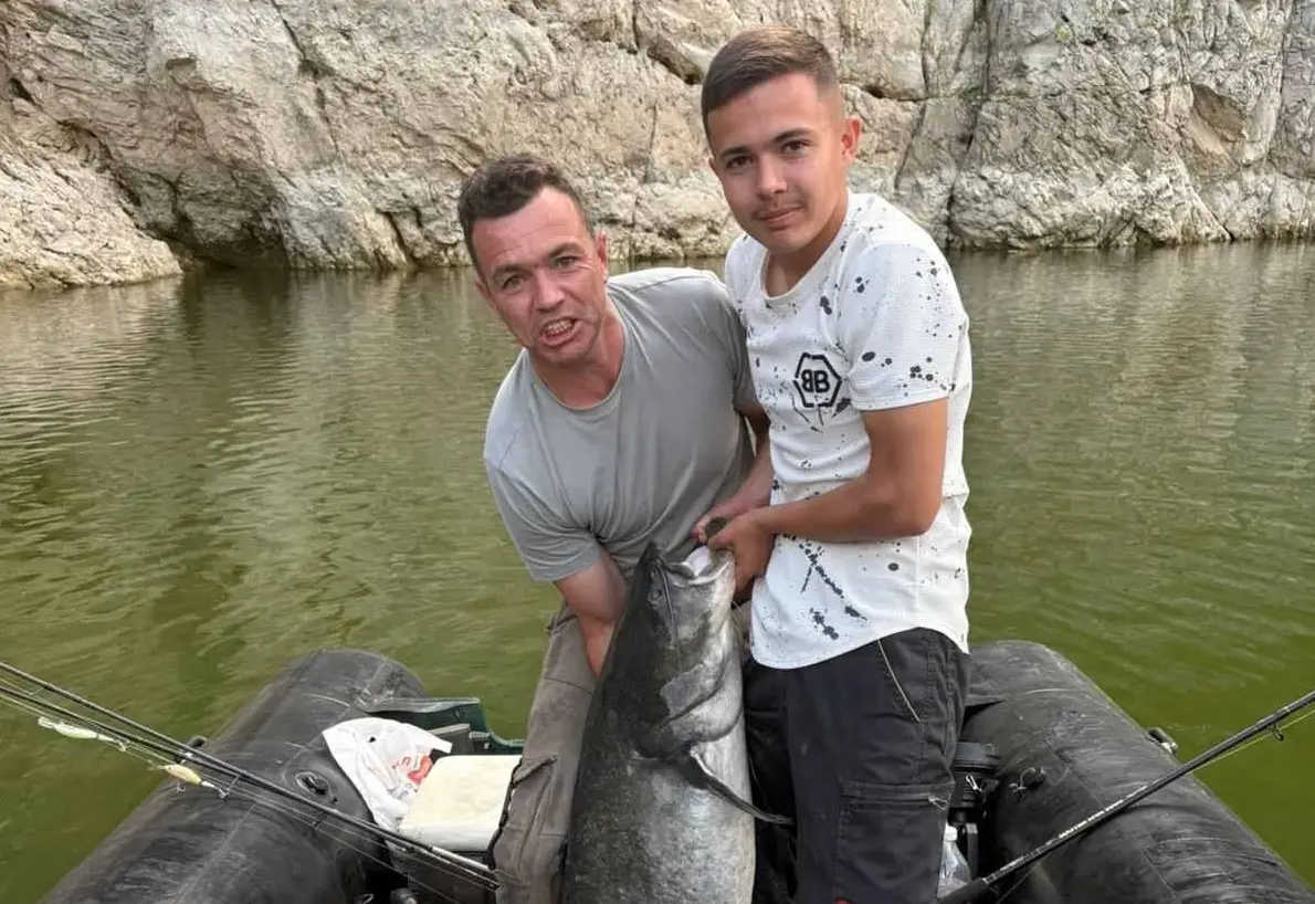 Vodeni džin jedva izvučen iz Sjeničkog jezera: Otac i sin ulovili soma kapitalca, dugačak dva metra i težak skoro 50 kilograma - to se zaista retko viđa (FOTO)