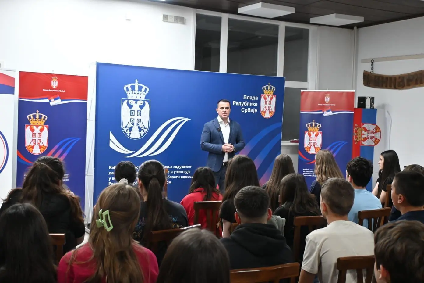 Milićević sa mladima u Irigu o ostanku i povratku u Srbiju