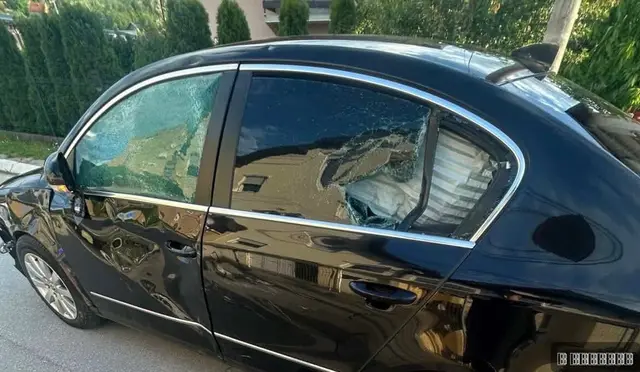 Auto u koji su udarili decaci, foto: RINA 
