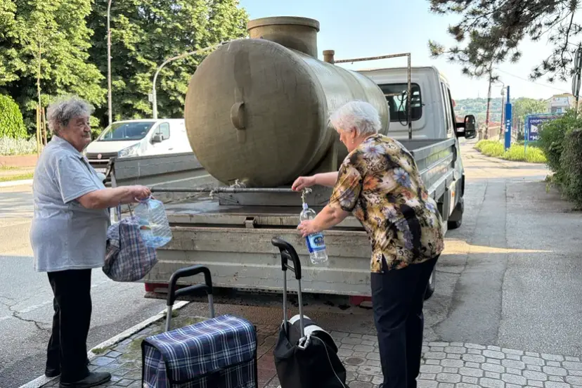 Voda u Čačku još nije za piće: Zavod za javno zdravlje počeo ispitivanja, na terenu preko 20 cisterni - ugroženim građanima se voda nosi na kućnu adresu