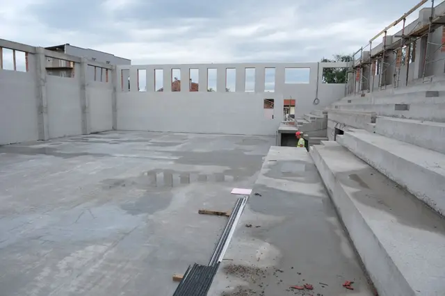Glišić obišao radove na rekonstrukciji škole u Doljevcu / foto: RINA