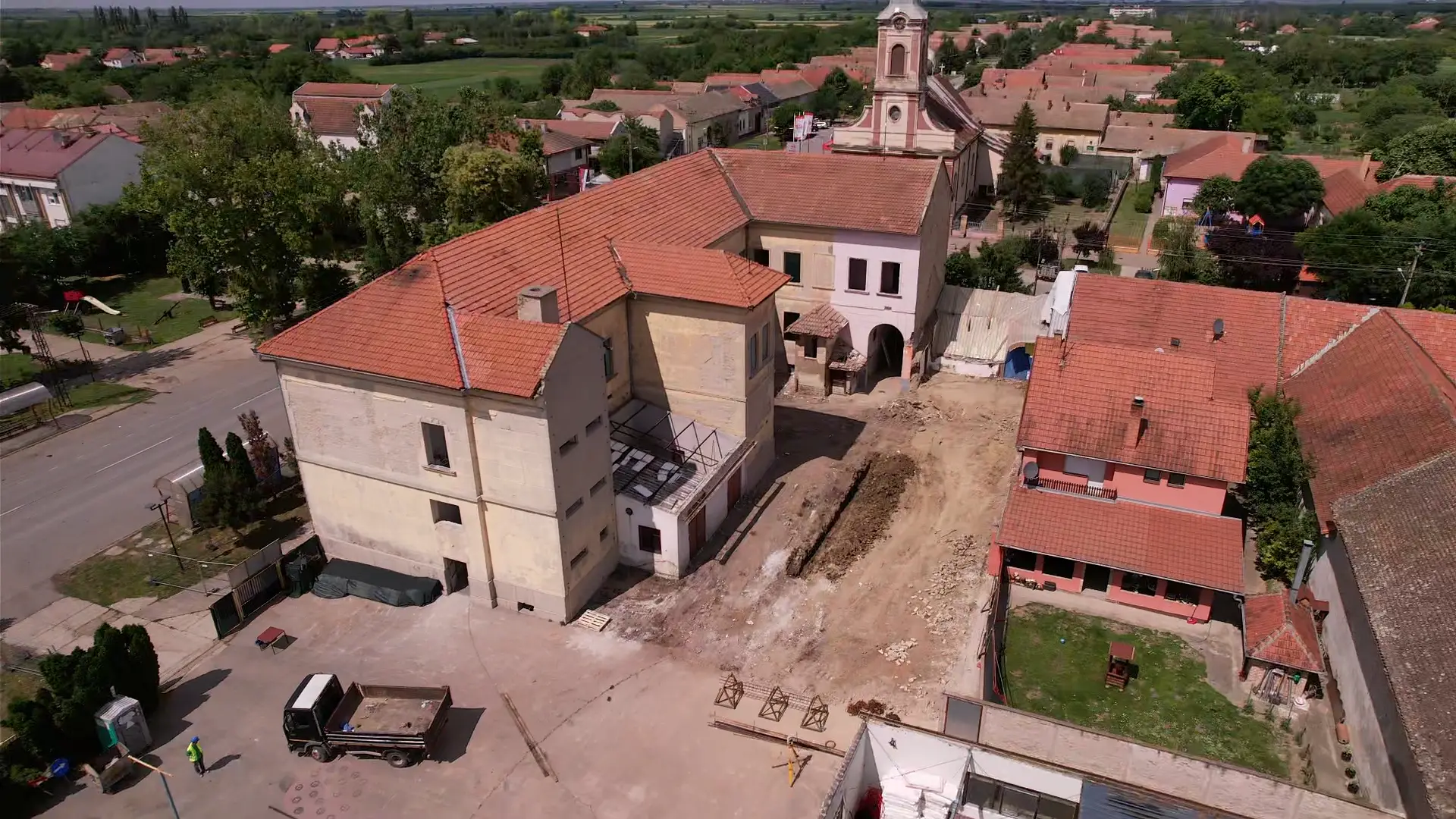 Od ruiniranog objekta do savremene škole za ponos: Zidovi ove ustanove u selu Gajdobra stari su 120 godina, država ulaže preko 700 miliona (FOTO)(VIDEO)