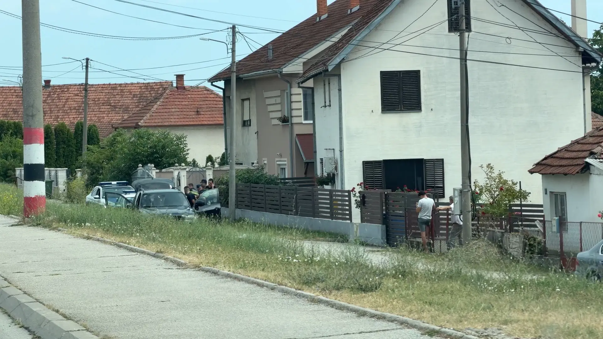 Filmska potera za vozačem BMW džipa u Čačku: Policija ga stigla i stavila lisice na ruke - ovo su snimci sa lica mesta (FOTO)(VIDEO)
