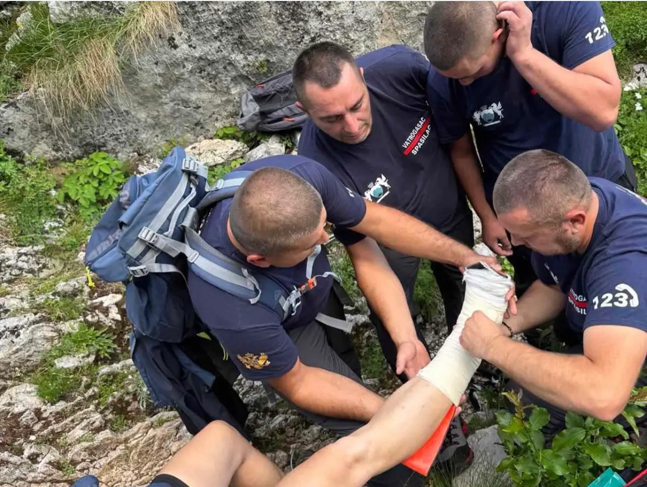 Drama na Durmitoru: Državljanka Poljske povredila nogu tokom planinarenja, izvlačili je vatrogasci-spasioci