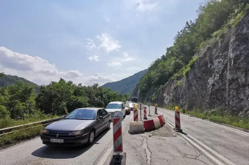 Pojačan saobraćaj pred vikend: Obustava kod Ivanjice, radovi na auto-putevima širom Srbije, kamioni čekaju do tri sata na granici