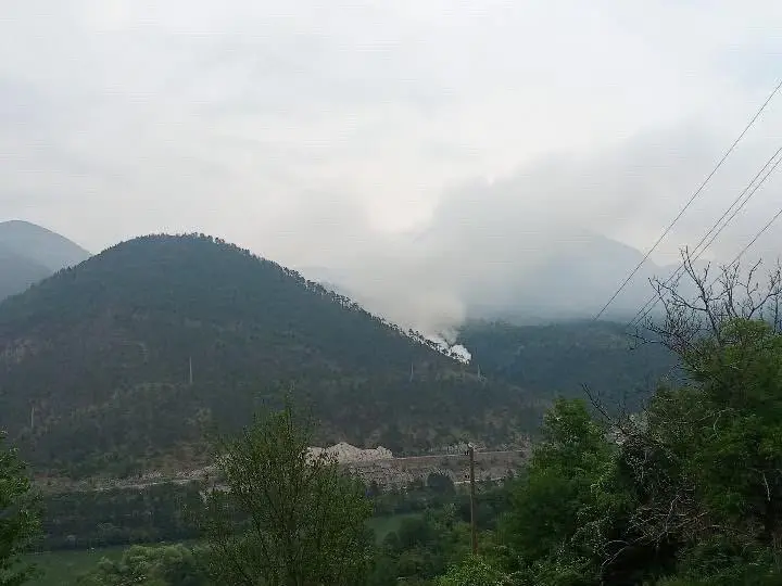 Gust dim i jak smrad se širi selima: Veliki požar izbio na deponiji Druglići kod Priboja, vatrogasci-spasioci od juče na terenu (FOTO)