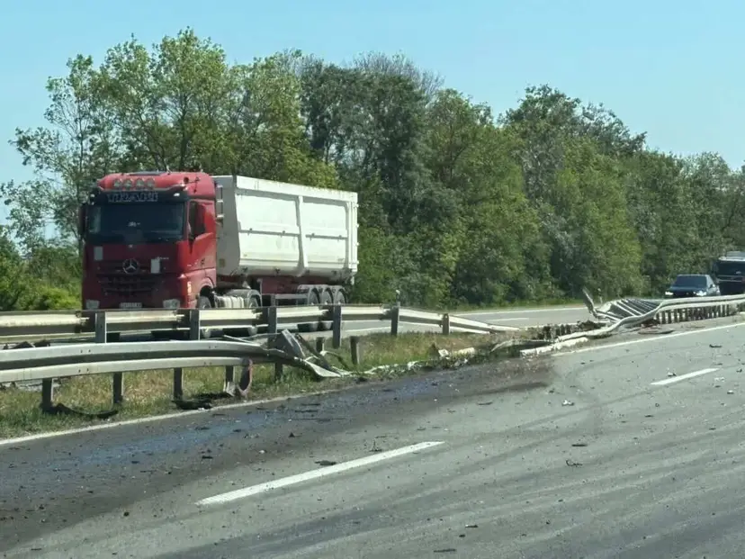 Grdosija od nekoliko tona završila u zaštitnoj ogradi: Vozač šlepera izgubio kontrolu kod Smedereva, srećom nema povređenih (FOTO)(VIDEO)