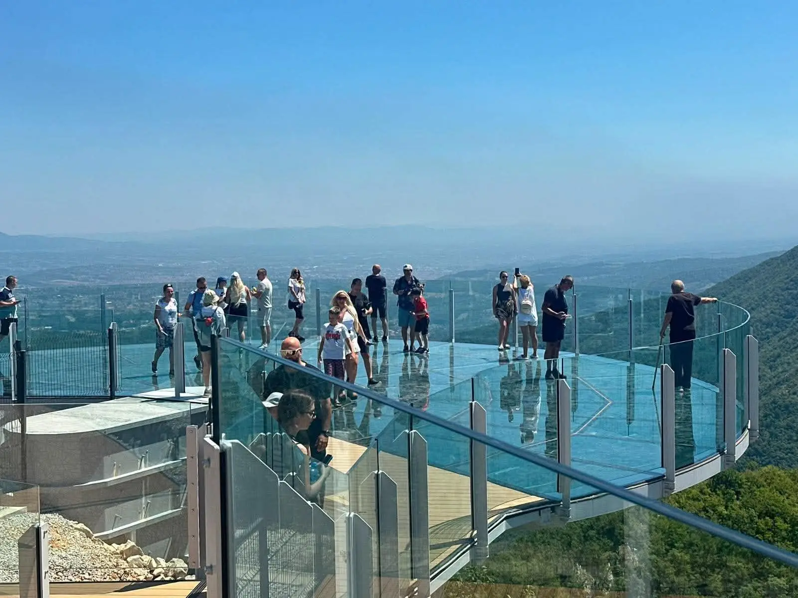 KABLAR SKYWALK ODUŠEVIO SRBIJU – VIŠE OD 3.000 POSETILACA ZA PRVI VIKEND