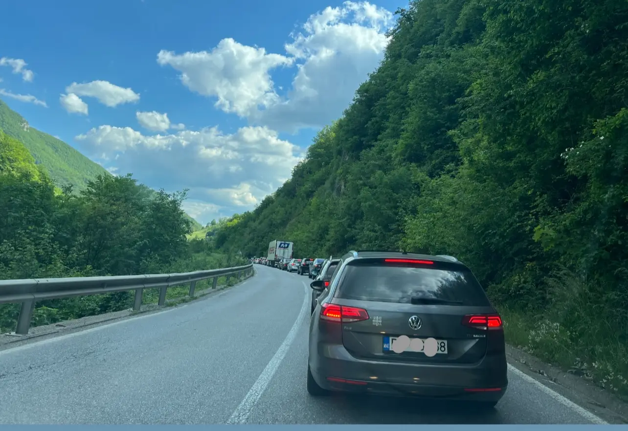 Kolaps zbog kamiona i šlepera: Velika gužva na granici sa Crnom Gorom, formirane dugačke kolone - policija čini sve da olakša vozačima (FOTO)