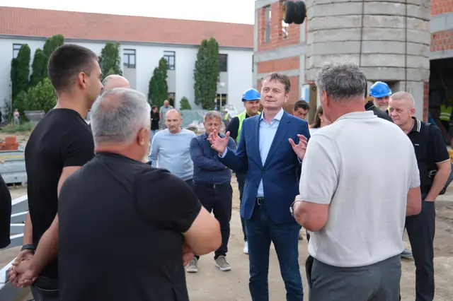 Glišić obišao radove na rekonstrukciji škole u Doljevcu / foto: RINA