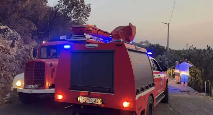 Zatrpan radnik kod Kotora: Drama na gradilištu, povređenog čoveka jedva izvukli vatrogasci-spasioci