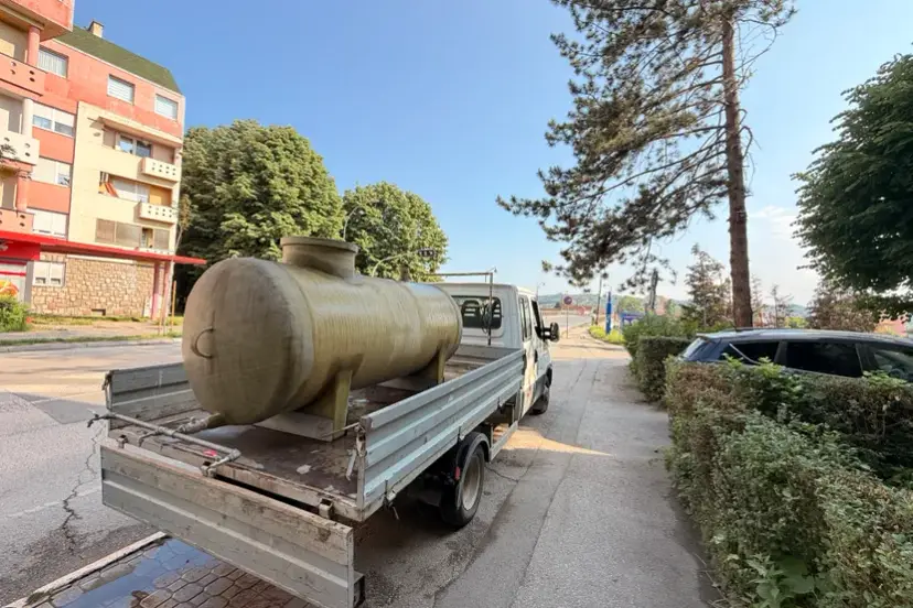 Jedna cisterna non-stop u bolnici, ostale sa pijaćom vodom raspoređene po prioritetima: Čačani duže od 24 sata bez vode, svi se nadaju da će doći sutra
