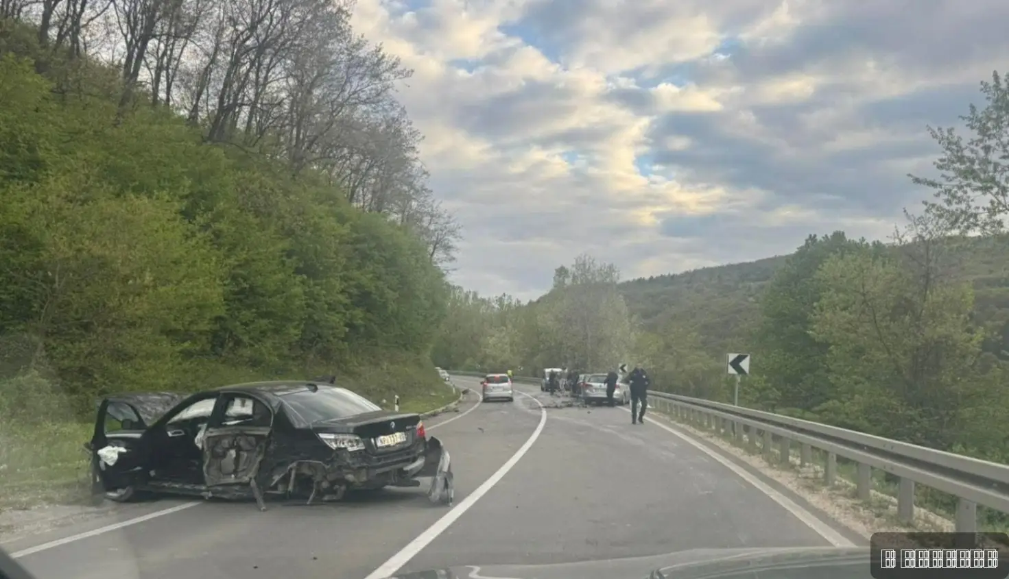 Bmw potpuno zgužvan: Silovit sudar četiri vozila kod Raške, na licu mesta policija i Hitna pomoć (FOTO)