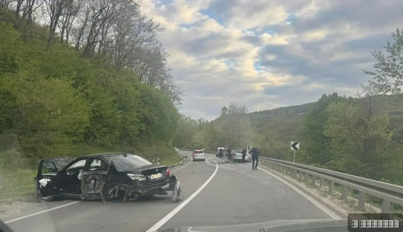 Bmw potpuno zgužvan: Silovit sudar četiri vozila kod Raške, na licu mesta policija i Hitna pomoć (FOTO)