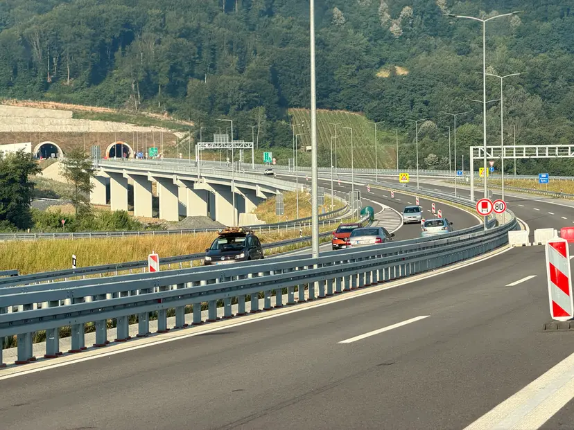 Vozači oprez: Teretnjaci na Šidu čekaju četiri sata, radovi na više deonica auto-puteva