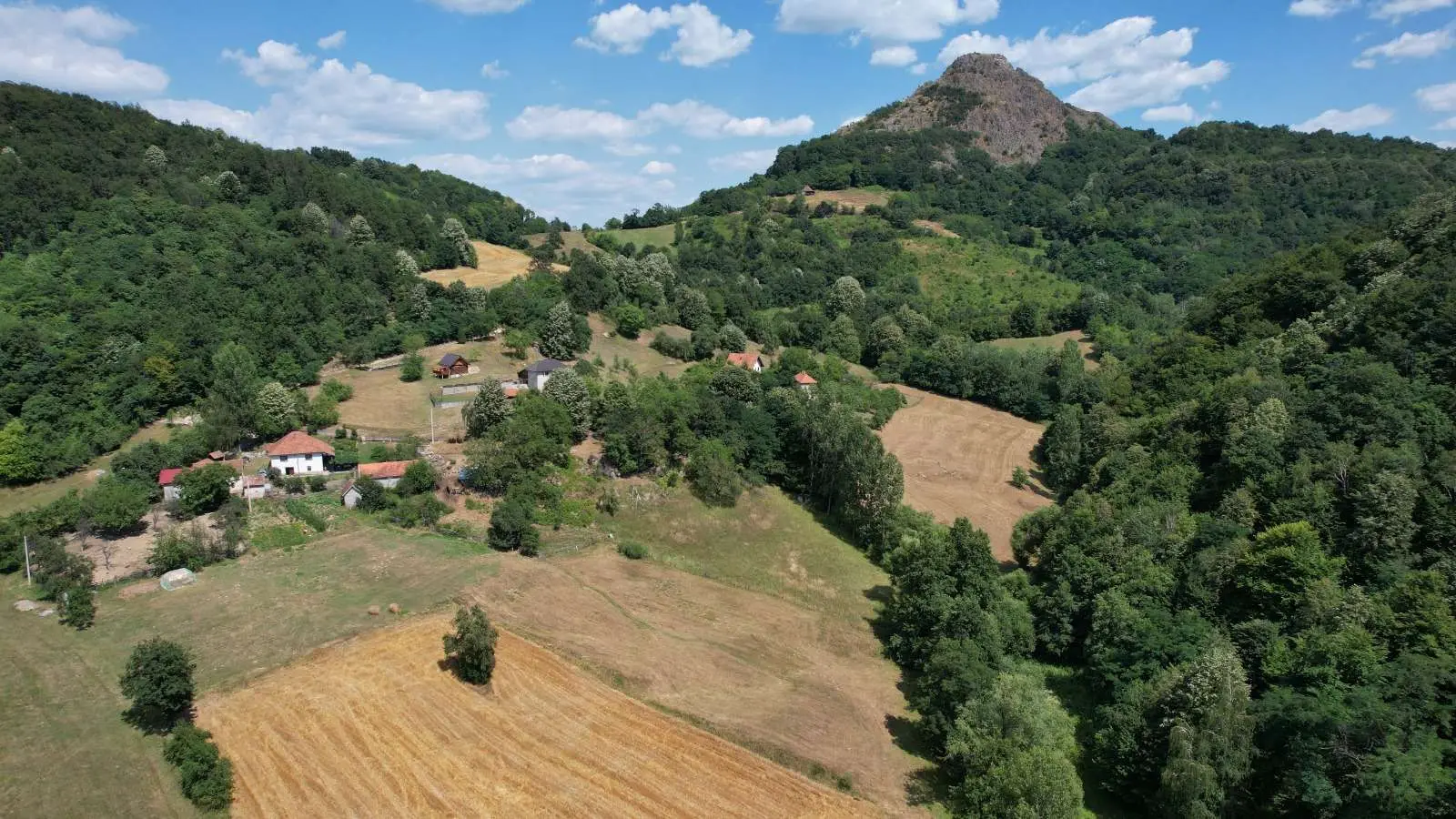 Raj na 800 metara nadmorske visine: Nekadašnji vulkan Ostrvica u srcu Srbije danas je popularna truistička destinacija (FOTO)