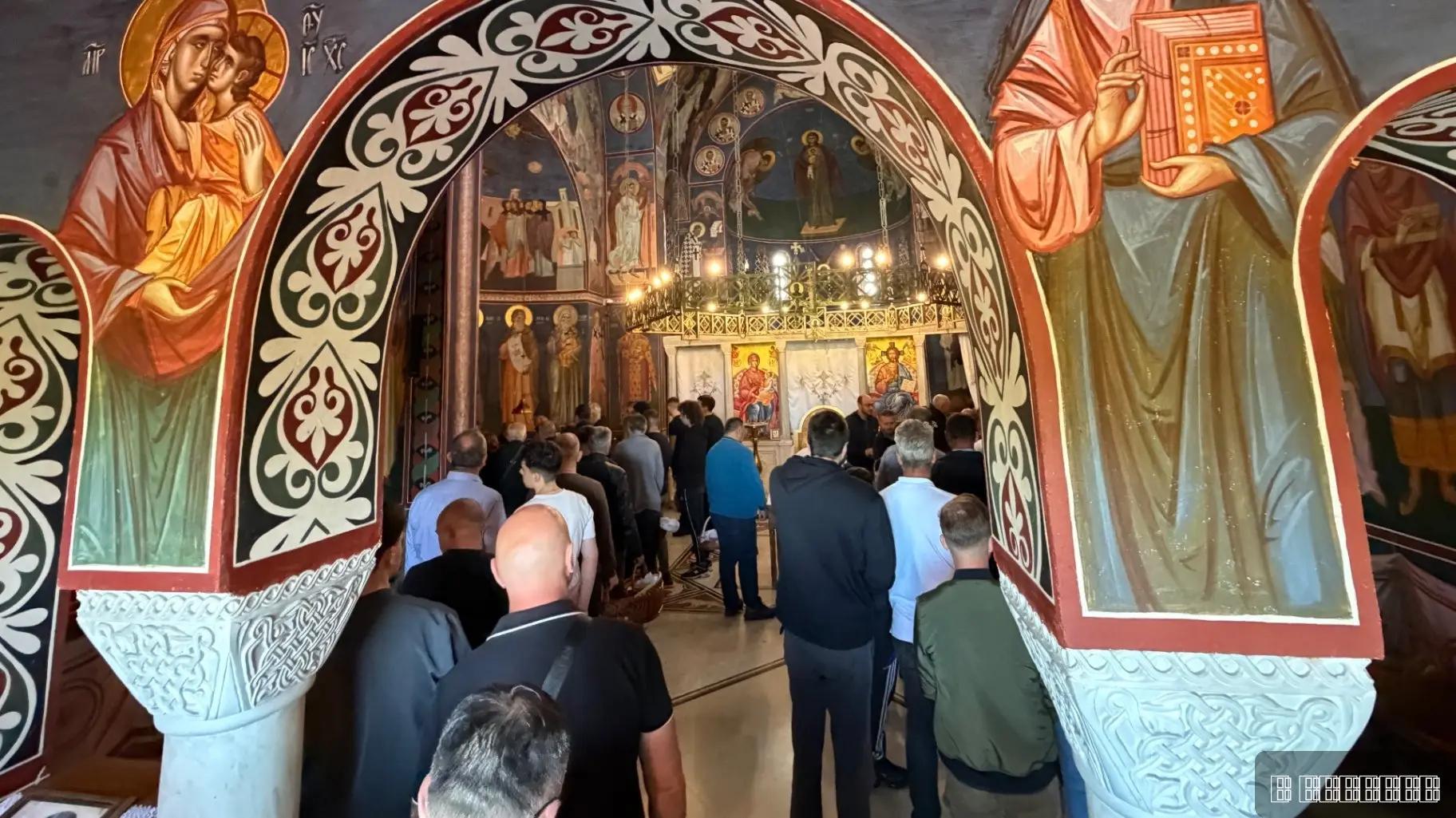 Za nas je Đurđevdan najvažniji dan u godini: Prelepa slika ispred crkve na Ljubić brdu, roditelji sa decom došli da preseku slavski kolač (FOTO)(VIDEO)