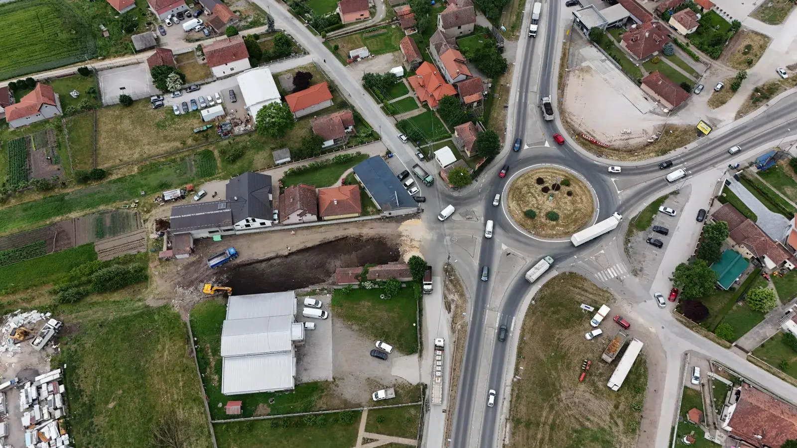 Upozorenje za sve vozače: Radovi na više deonica, obustave saobraćaja i čekanja na granicama do sat vremena