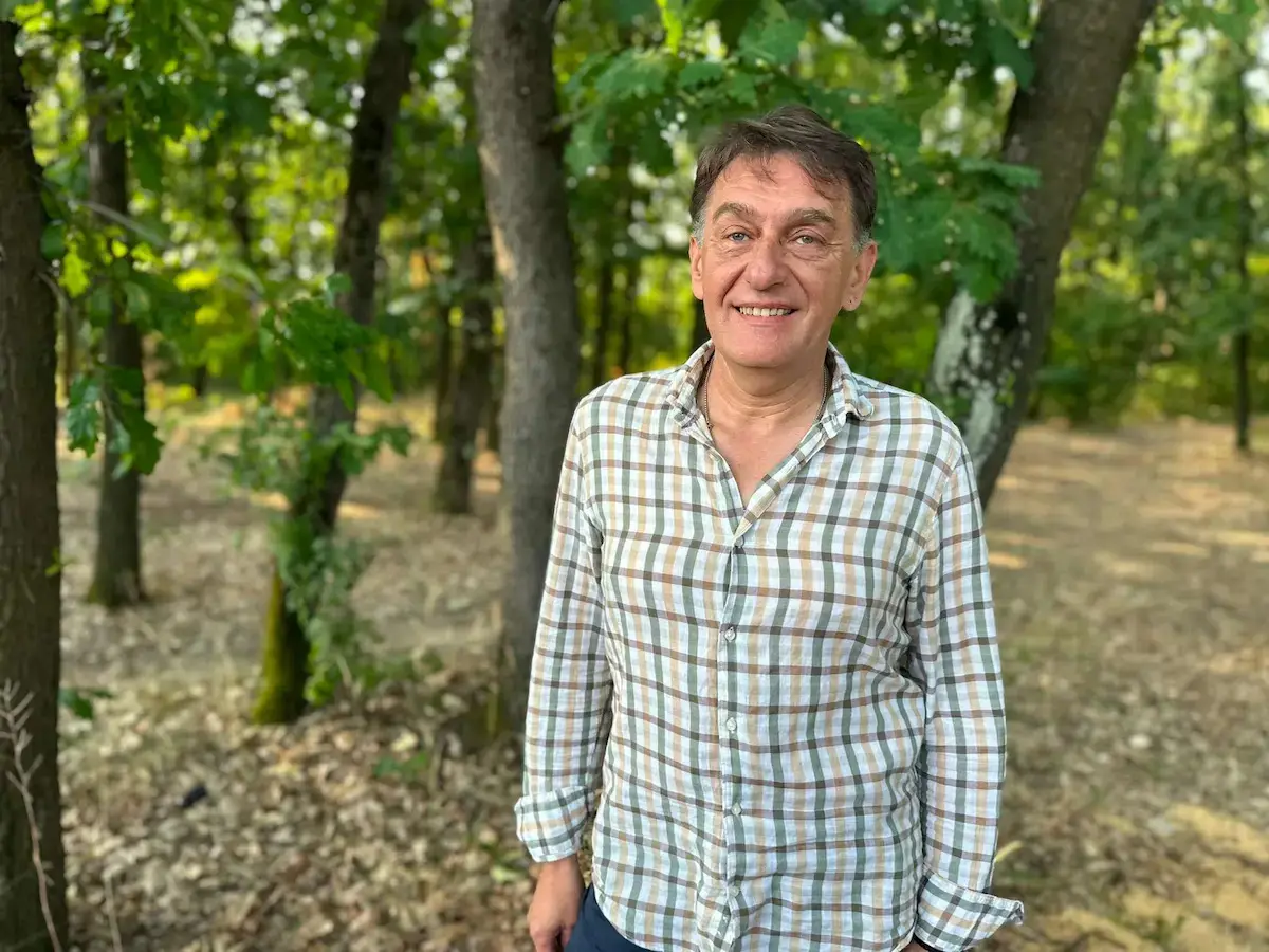Ovo je čovek koji pomaže uplašenim Čačanima: Dejan je stručnjak za bezbedno hvatanje zmija, ovih dana mu se telefon usijao od poziva (FOTO)