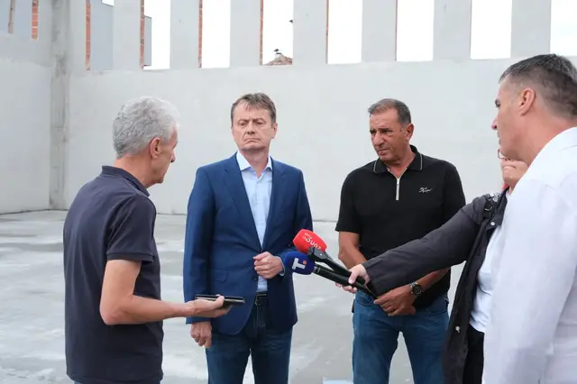Glišić obišao radove na rekonstrukciji škole u Doljevcu / foto: RINA