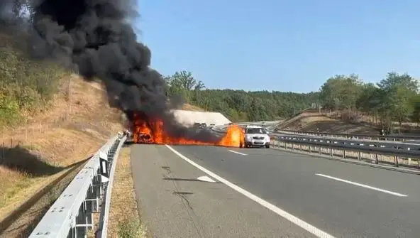 Zapalio se automobil na auto-putu Miloš Veliki: Buktinja kod Lajkovca, ekipe odmah izašle na teren