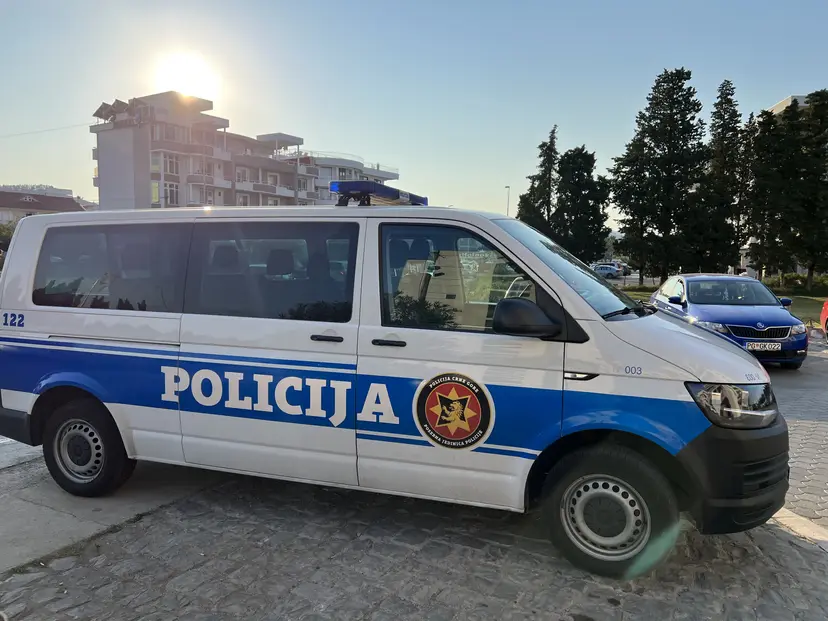 Drama u Kotoru: Srbin divljao ispred marketa, grizao policajca, njegova devojka pronađena povređena