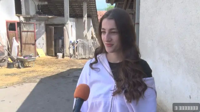 Dok mladi odlaze iz sela, Veljko (21) sa suprugom Tijanom ostao na dedovini/ Foto: RINA