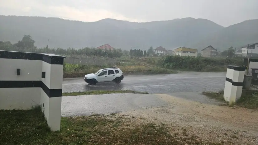 Potop na ulicama: Jak letnji pljusak praćen gradom tokom popodneva pogodio Prijepolje